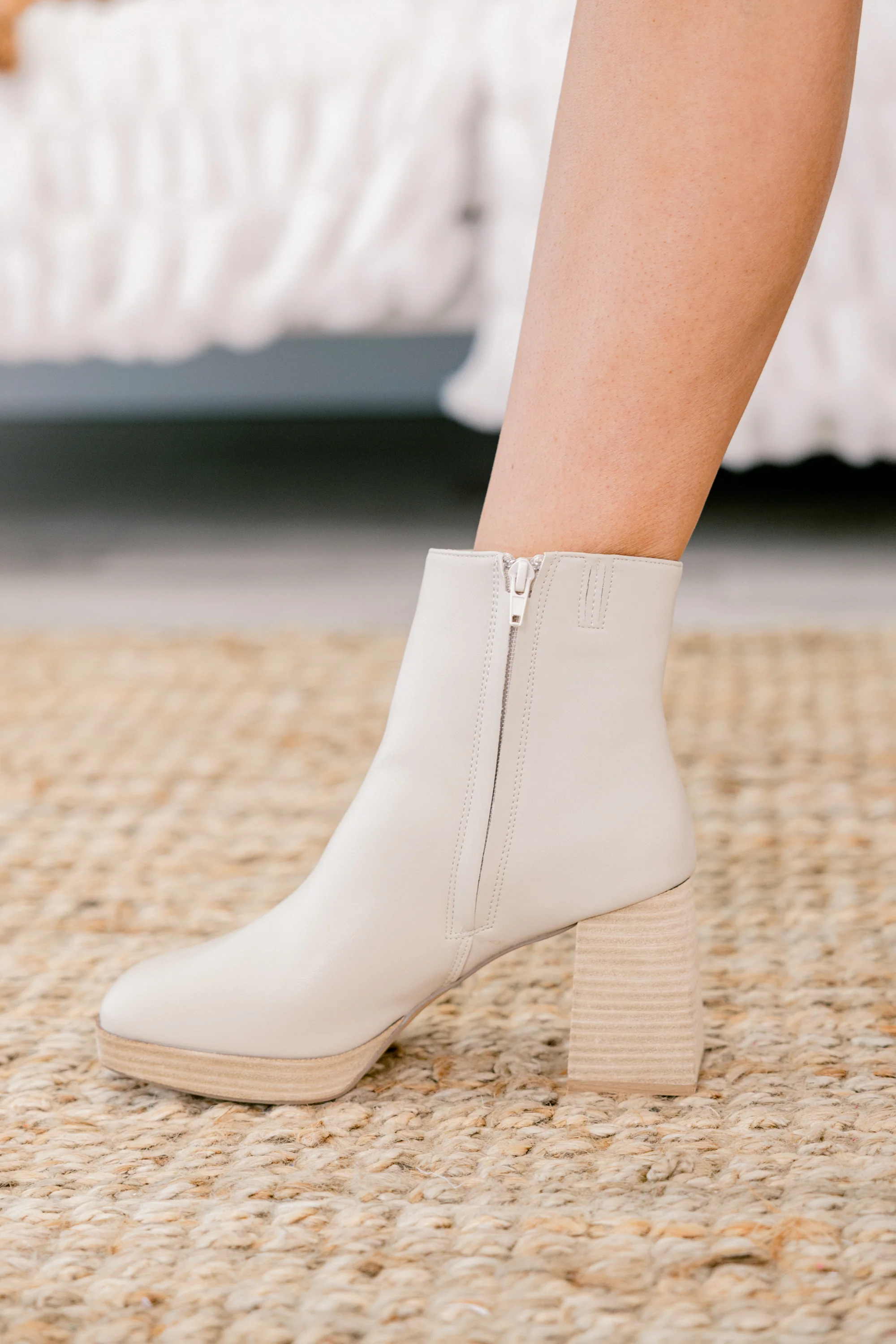 Moving Pieces Booties, White - Giverhouse