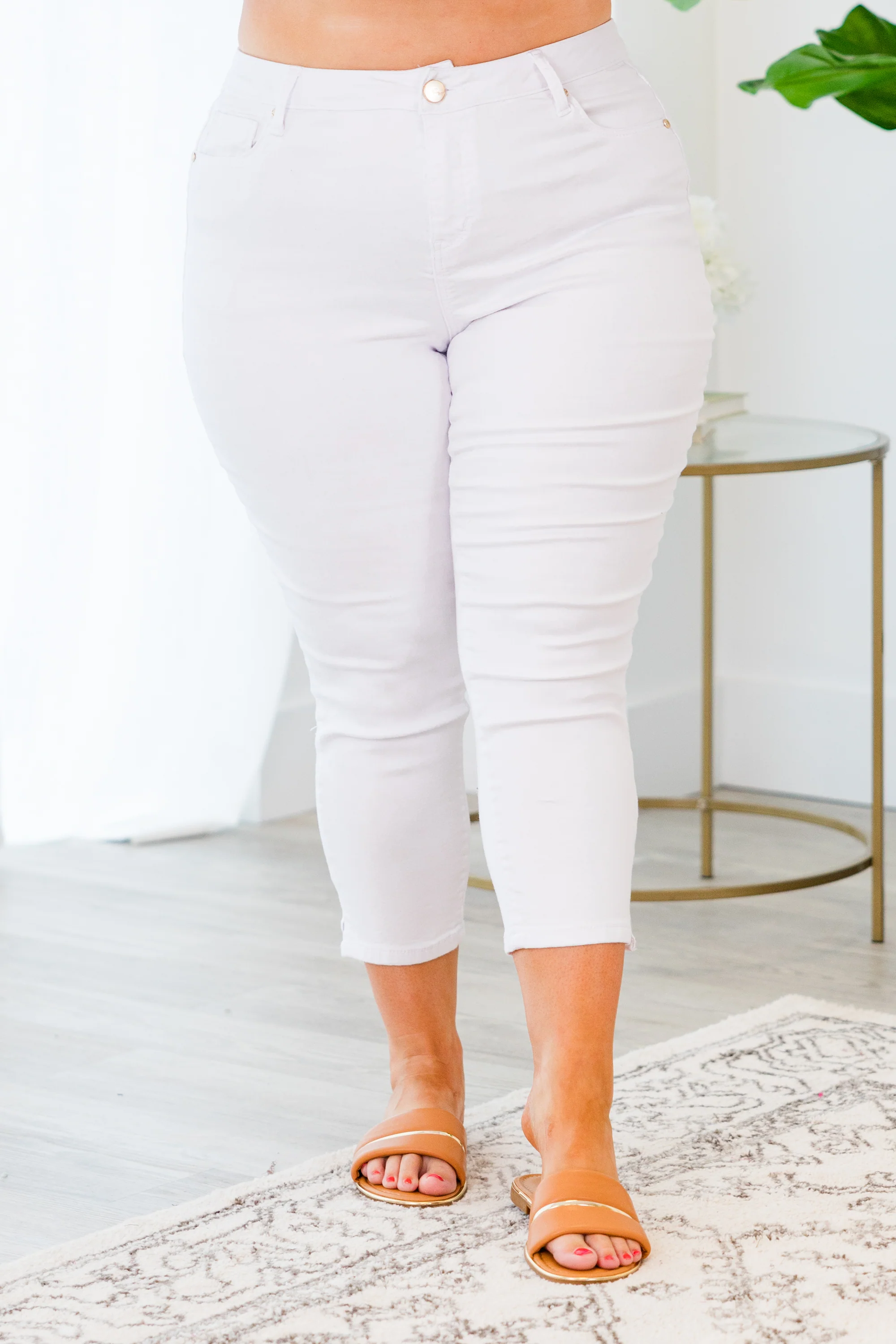 1822 Denim: Carolina Lily Capris, White - Giverhouse