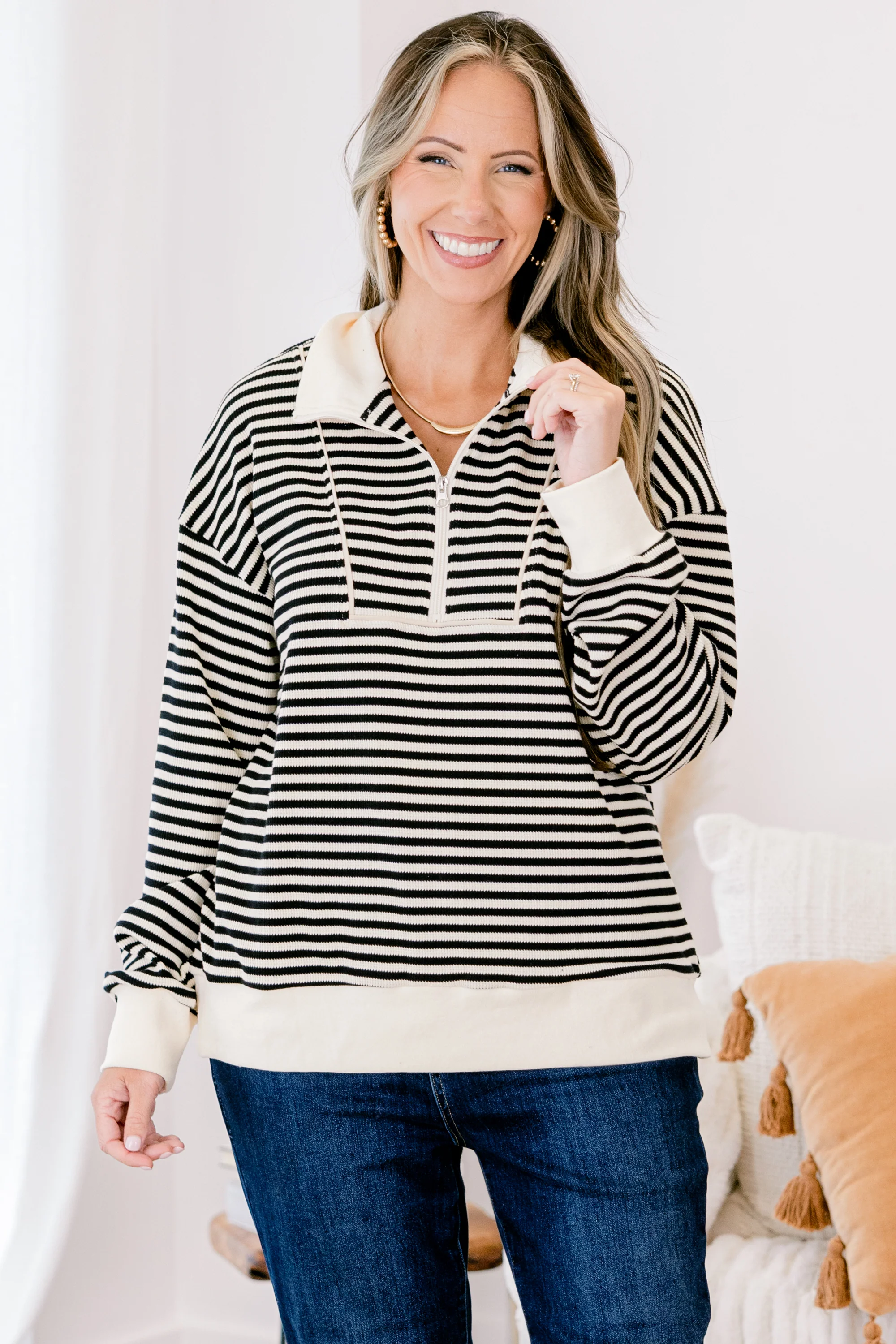 She's An Academic Pullover, Ivory-Black - Giverhouse