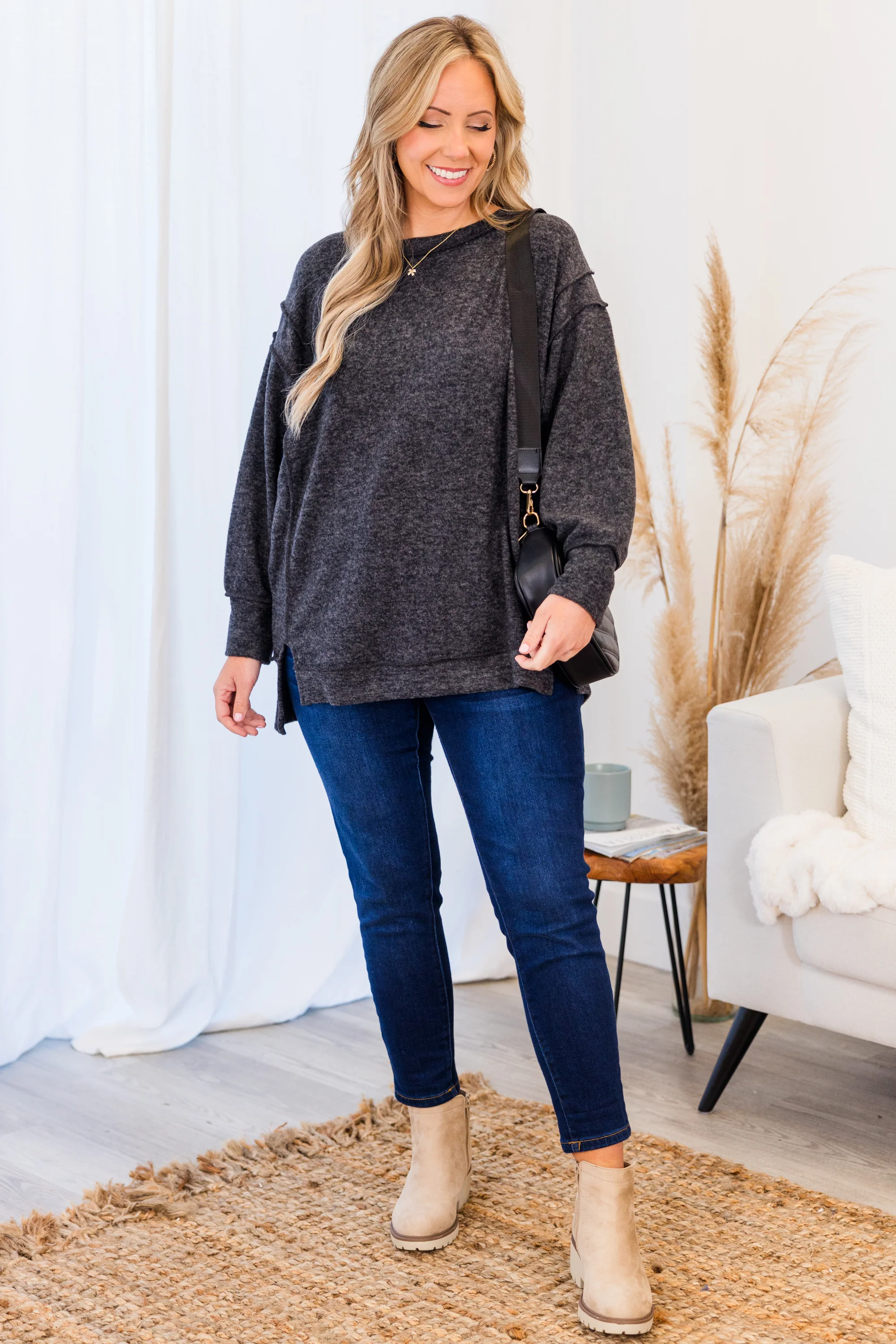 Say Hello Sweater, Black - Giverhouse